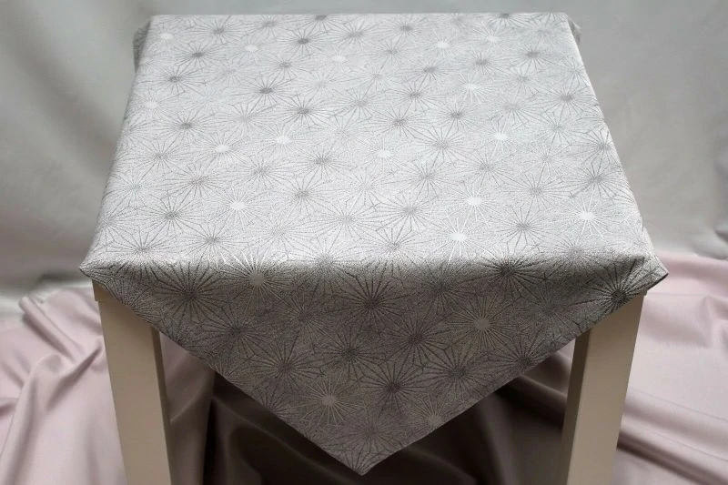 SANDER Vánoční ubrus Luce 50 x 140 cm s protiskvrnovou úpravou