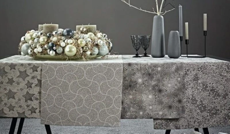 SANDER Vánoční ubrus Arco 85 x 85 cm s protiskvrnovou úpravou